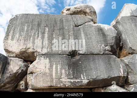 Eskihisar, Mugla, Turchia – 7 ottobre 2020. Antiche iscrizioni greche sulle mura della casa comunale Bouluterion di Stratonikeia sito antico a Mugl Foto Stock