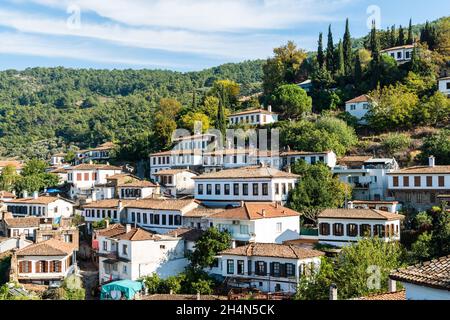 Sirince, Izmir, Turchia – 1° novembre 2020. Vista sul villaggio montano di Sirince nella provincia di Izmir in Turchia. Il villaggio di 600 abitanti è un raro e. Foto Stock