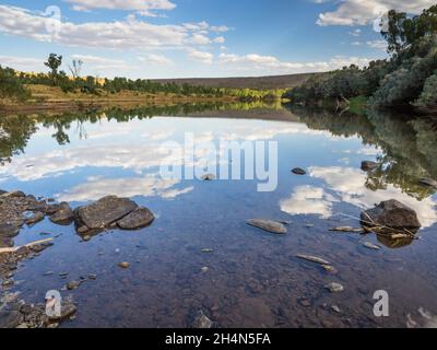 La nuvola si riflette in una piscina sul canale principale del fiume Fitzroy, Mornington, Kimberley, Australia Occidentale Foto Stock