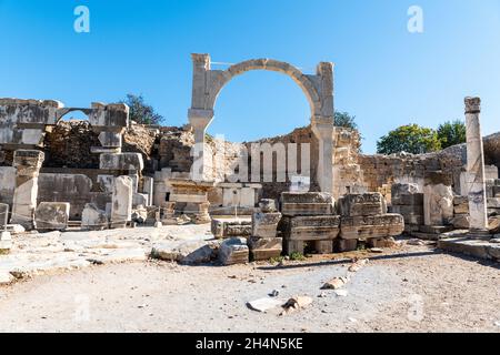 Efeso, Turchia – 2 novembre 2020. Pollio Monumento e Fontana di Domiziano a Efeso antico sito in Turchia. La struttura alta 8 m è un hono in rovina Foto Stock