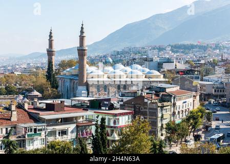 Bursa, Turchia – 10 novembre 2020. Vista verso la Grande Moschea (Ulu Camii) di Bursa, Turchia. Questo enorme santuario in stile Seljuk, risalente al 1399, è il ° Foto Stock