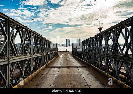 I traghetti VAM Cong si preparano per il trasferimento dei passeggeri sul fiume Mekong Foto Stock