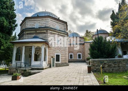 Bursa, Turchia – 10 novembre 2020. Tombe del complesso Muradiye di Bursa, con la tomba di Shehzade Ahmed in primo piano. Shehzade Ahmed era un p ottomano Foto Stock