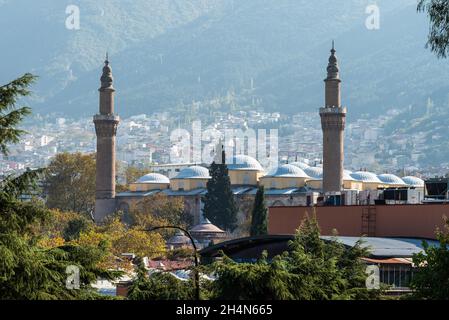 Bursa, Turchia – 10 novembre 2020. Grande moschea (Ulu Camii) di Bursa, Turchia. Questo enorme santuario in stile Seljuk risalente al 1399 è il più dominante Foto Stock