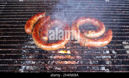 Asgaew o salsiccia tailandese settentrionale grigliate sul carbone stufa. Foto Stock