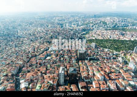 Istanbul, Turchia – 12 novembre 2020. Vista aerea sul quartiere Kagithane di Istanbul. Foto Stock