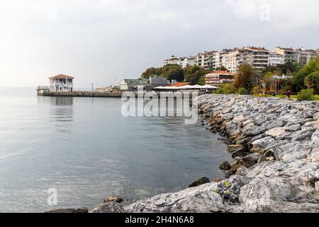 Istanbul, Turchia – 15 novembre 2020. La costa di Moda nel quartiere Kadikoy di Istanbul, verso il Molo di Moda che si aggira verso il Mare di Marmara. Foto Stock