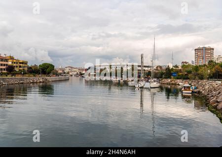 Istanbul, Turchia – 15 novembre 2020. Il mare di Marmara costa nel Parco Kalamis di Kadikoy quartiere di Istanbul. Vista verso Fenerbahce Shukru Sara Foto Stock