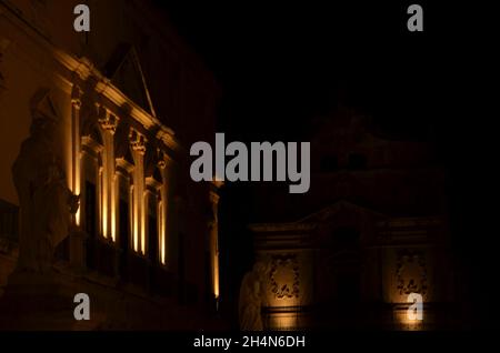 Alcune foto della bellissima Ortigia, Siracusa, antica colonia greca, nella parte orientale della Sicilia, scattate in una limpida giornata estiva di sole. Foto Stock