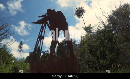 Una grande scultura in acciaio cortina del topografo John Rochfort, sul percorso ciclabile e pedonali Ohakune Old Coach Road nel Parco Nazionale di Tongariro, Nuova Zelanda Foto Stock