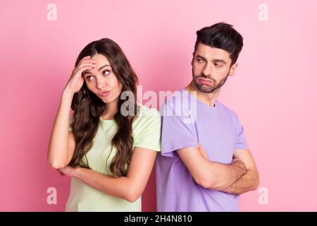 Profilo laterale ritratto di attraente offeso coppia seria in piedi back to back lotta isolato su rosa pastello sfondo colore Foto Stock