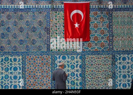 Un uomo prega di fronte alle belle piastrelle Iznik fuori dalla tomba di Abu Ayyub al-Ansari nella moschea Eyup Sultan sulle rive del Corno d'Oro sul lato europeo di Istanbul. Foto Stock