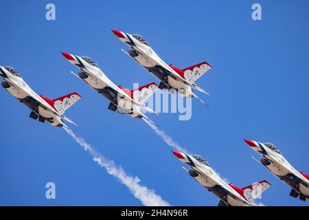 Henderson, Apr 19 2021 - primo piano di molti Thunderbirds F-16 volanti Foto Stock