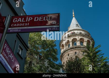 Istanbul, Turchia. 5 ottobre 2021. La Torre Galata a Beyoglu, esplorando il quartiere Pera del lato europeo di Istanbul. (Credit Image: © John Wreford/SOPA Images via ZUMA Press Wire) Foto Stock