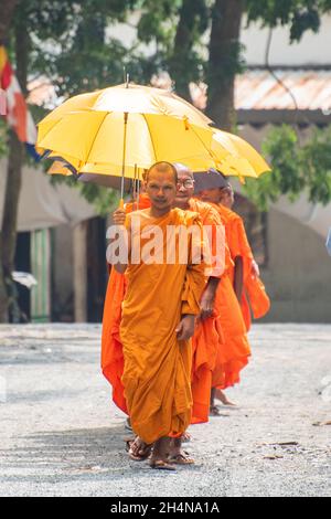 An Giang 21 settembre 2019. I monaci buddisti Theravada eseguono rituali religiosi intorno al tempio Foto Stock