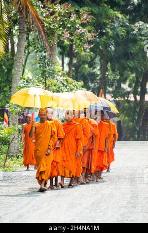 An Giang 21 settembre 2019. I monaci buddisti Theravada eseguono rituali religiosi intorno al tempio Foto Stock