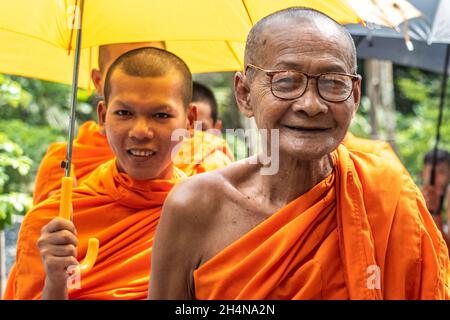 An Giang 21 settembre 2019. I monaci buddisti Theravada eseguono rituali religiosi intorno al tempio Foto Stock