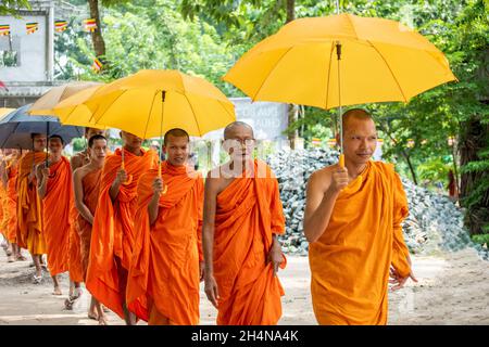 An Giang 21 settembre 2019. I monaci buddisti Theravada eseguono rituali religiosi intorno al tempio Foto Stock