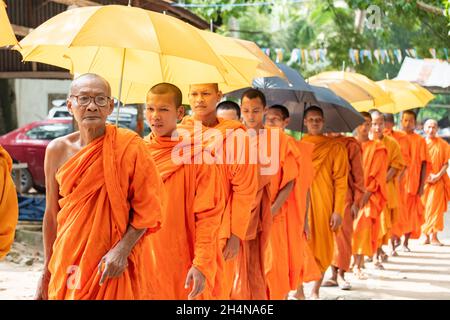 An Giang 21 settembre 2019. I monaci buddisti Theravada eseguono rituali religiosi intorno al tempio Foto Stock