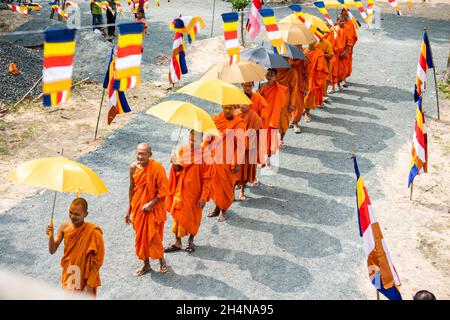 An Giang 21 settembre 2019. I monaci buddisti Theravada eseguono rituali religiosi intorno al tempio Foto Stock