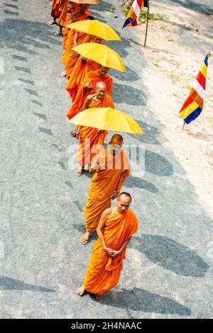 An Giang 21 settembre 2019. I monaci buddisti Theravada eseguono rituali religiosi intorno al tempio Foto Stock