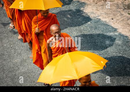 An Giang 21 settembre 2019. I monaci buddisti Theravada eseguono rituali religiosi intorno al tempio Foto Stock