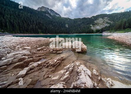 Spettacolari cieli colorati e la luce in una famosa area escursionistica, con il Monte Durmitor con paesaggi glaciali e terreno, a fine estate, in alto nel Foto Stock