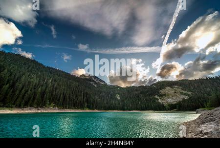 Spettacolari cieli colorati e la luce in una famosa area escursionistica, con il Monte Durmitor con paesaggi glaciali e terreno, a fine estate, in alto nel Foto Stock