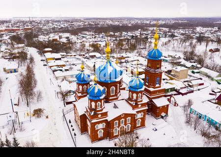 Veduta aerea della Chiesa dell'intercessione in inverno nella città di Petrovsk. Foto Stock