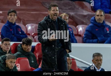 Liverpool. 3 novembre 2021. L'allenatore di Atletico Madrid Diego Simeone si è impresso durante la partita UEFA Champions League Group B tra Liverpool e Atletico Madrid a Liverpool, in Gran Bretagna, il 3 novembre 2021. Liverpool ha vinto 2-0. Credit: Xinhua/Alamy Live News Foto Stock