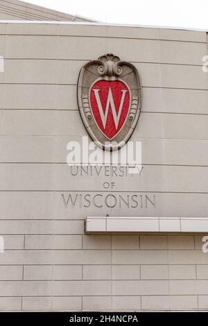 Madison, WI - 29 ottobre 2021: Logo della University of Wisconsin sul lato di un edificio del campus Foto Stock