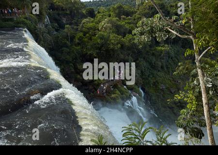 Turisti in osservazione dalle Cascate di Iguazu, sul confine Argentina - Brasile, Sud America Foto Stock