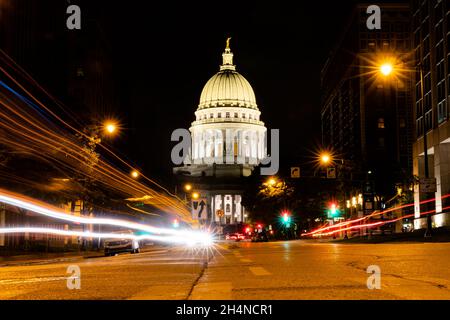 Madison, WISCONSIN - 29 ottobre 2021: Il traffico passa dal palazzo del governo dello stato del Wisconsin di notte Foto Stock