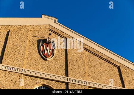 Madison, WISCONSIN - 30 ottobre 2021: Il cresta 'W' sulla Field House del Wisconsin, nel campus dell'Università del Wisconsin Foto Stock