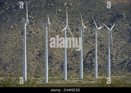 L'immenso parco eolico del Passo di San Gorgonio, vicino a Cabacon CA Foto Stock