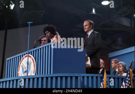 Vicepresidente della Convenzione Nazionale Democratica del 1972, Yvonne Brathwaite Burke, centro, presiede come senatore degli Stati Uniti George McGovern (democratico del Sud Dakota), destra, il candidato del partito per presidente degli Stati Uniti, E il senatore americano Thomas Eagleton (democratico del Missouri, a sinistra, candidato del partito per il presidente degli Stati Uniti, guarda alla convention nazionale del partito al Miami Beach Convention Center di Miami Beach, Florida, giovedì 13 luglio 1972.Credit: Arnie Sachs / CNP / MediaPunch Foto Stock