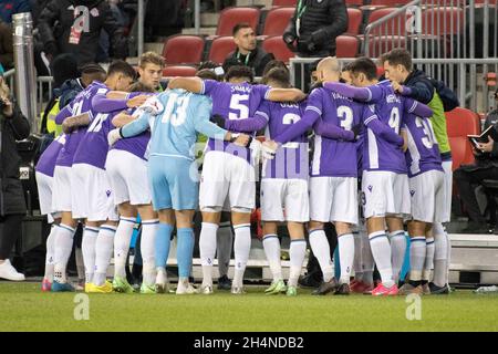 Toronto, Ontario, Canada. 3 novembre 2021. I giocatori del Pacific FC si accudono prima della partita CPL tra il Toronto FC e il Pacific FC al BMO Field di Toronto (Credit Image: © Angel Marchini/ZUMA Press Wire) Foto Stock