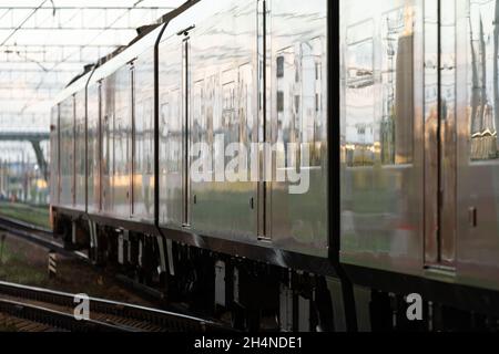 Arrivo in treno: Vista esterna del moderno compartimento carrozza per il trasporto urbano o regionale Foto Stock