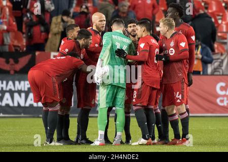 Toronto, Ontario, Canada. 3 novembre 2021. I giocatori del Toronto FC si accudono prima della partita CPL tra il Toronto FC e il Pacific FC al BMO Field di Toronto (Credit Image: © Angel Marchini/ZUMA Press Wire) Foto Stock