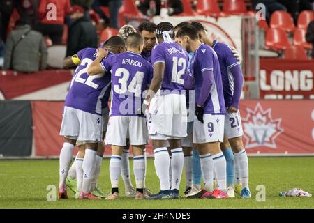 Toronto, Ontario, Canada. 3 novembre 2021. I giocatori del Pacific FC si accudono prima della partita CPL tra il Toronto FC e il Pacific FC al BMO Field di Toronto (Credit Image: © Angel Marchini/ZUMA Press Wire) Foto Stock