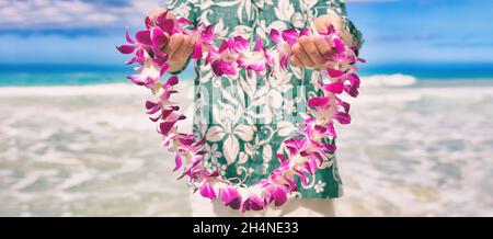 Hawaii benvenuto hawaiano lei fiore collana che offre al turista come gesto di benvenuto per luau party o vacanza in spiaggia. Tradizione polinesiana. Foto Stock