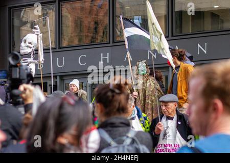 Glasgow, Regno Unito. 03 novembre 2021. Gli attivisti si sono riuniti durante la protesta. Mentre continua la Conferenza delle Nazioni Unite sul cambiamento climatico (26a Conferenza delle parti (COP26)), la ribellione dell'estinzione e altri gruppi attivisti del cambiamento climatico hanno tenuto un raduno alla Royal Concert Hall Steps di Glasgow, Buchanan Street, e stanno marciando per le strade del centro di Glasgow. Credit: SOPA Images Limited/Alamy Live News Foto Stock