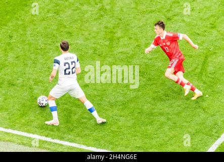 San Pietroburgo, Russia – 16 giugno 2021. Finlandia difensore della nazionale di calcio Jukka Raitala contro il centrocampista russo Aleksandr Golovin in EUR Foto Stock