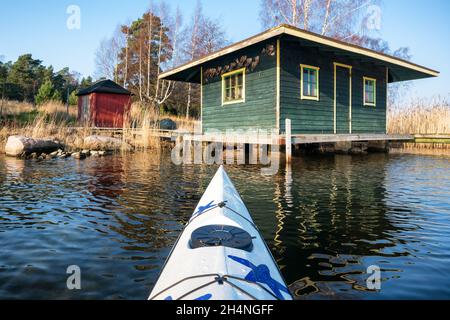 I trofei di pesca si sono inchiodati al muro di una boathouse nell'arcipelago di Espoo, in Finlandia Foto Stock