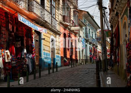 I negozi che vendono artigianato boliviano lungo Linares, Mercato delle streghe, La Paz, Bolivia, Sud America Foto Stock