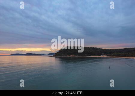 Colorata alba coperta da nuvole a Umina Beach sulla costa centrale, NSW, Australia. Foto Stock