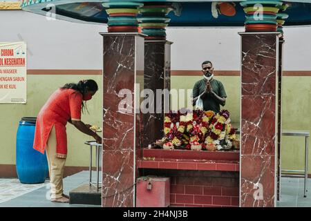 Medan, Sumatra settentrionale, Indonesia. 1 gennaio 2022. Indian Tamils ''‹ festeggia il Festival Deepavali al Tempio di Mariamman, Medan, North Sumatra, Indonesia. Giovedì 4 novembre 2021. Tuttavia, a causa della pandemia COVID-19, questa celebrazione si svolge solo in modo semplice. (Credit Image: © Saddam HuseinZUMA Press Wire) Foto Stock