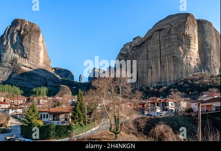 Paesaggio panoramico con il tradizionale villaggio di Kastraki e la formazione rocciosa di Meteora, nella Grecia centrale. Foto Stock