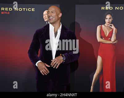 Los Angeles, Stati Uniti. 3 novembre 2021. Il membro del cast Dwayne Johnson partecipa alla prima del motion picture comedic Crime Thriller 'Red Notice' di Los Angeles Live a Los Angeles mercoledì 3 novembre 2021. Trama: Un agente Interpol traccia il ladro d'arte più ricercato al mondo. Foto di Jim Ruymen/UPI Credit: UPI/Alamy Live News Foto Stock