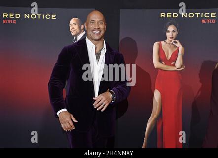 Los Angeles, Stati Uniti. 3 novembre 2021. Il membro del cast Dwayne Johnson partecipa alla prima del motion picture comedic Crime Thriller 'Red Notice' di Los Angeles Live a Los Angeles mercoledì 3 novembre 2021. Trama: Un agente Interpol traccia il ladro d'arte più ricercato al mondo. Foto di Jim Ruymen/UPI Credit: UPI/Alamy Live News Foto Stock